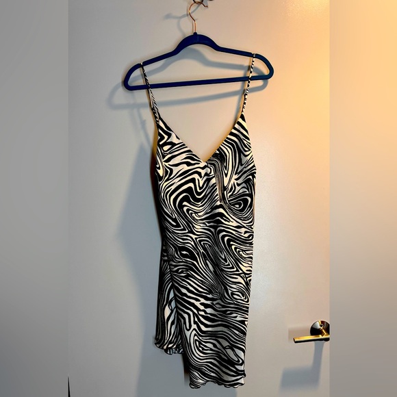 H&M Dresses & Skirts - Black & White Zebra Print H&M Dress Perfect for Vacation! 🏝️⛱️☀️🕶️
